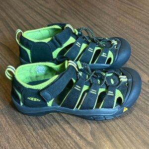 Keen Size 4 Black Green Newport H2 Sandals